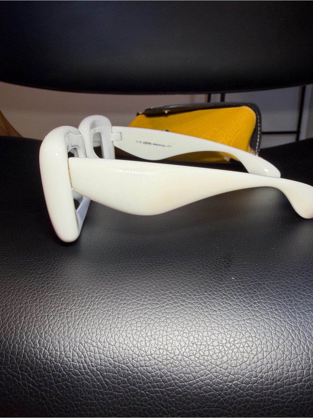 LOEWE Inflated oversized square-frame acetate Woman’s sunglasses Case Pre Owned - Picture 7 of 16